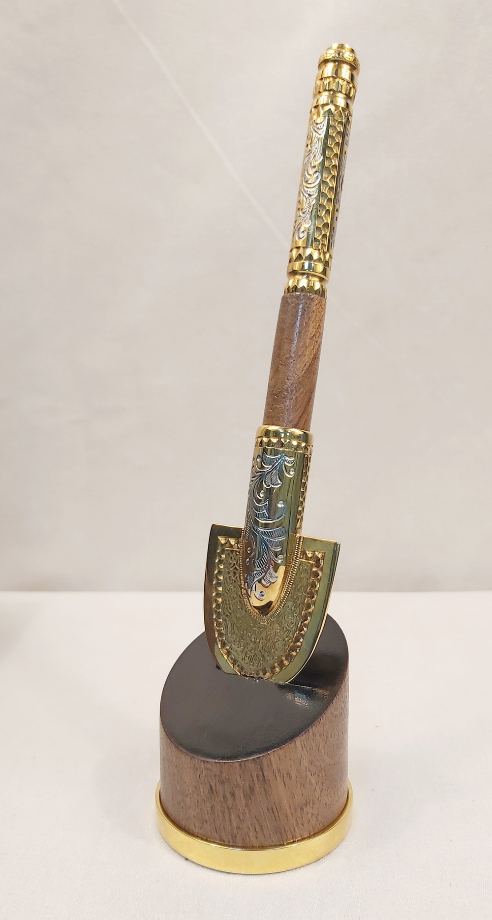 Подарок строителю " Ручка-лопата" на подставке (Златоуст)