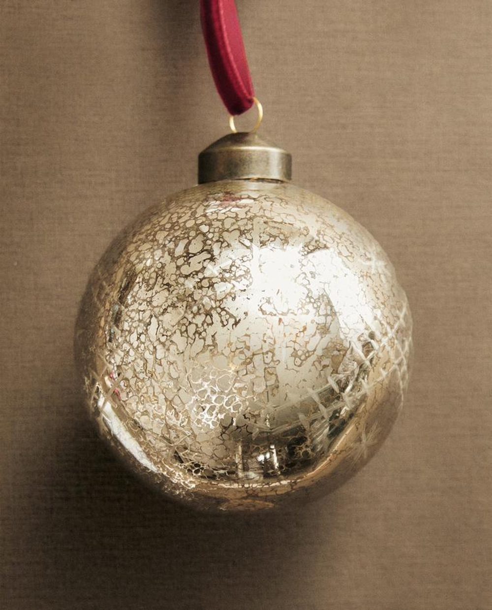 ZARA HOME ЕЛОЧНЫЙ ШАР С ЭФФЕКТОМ КРАКЛЕ, СЕРЕБРЯНЫЙ