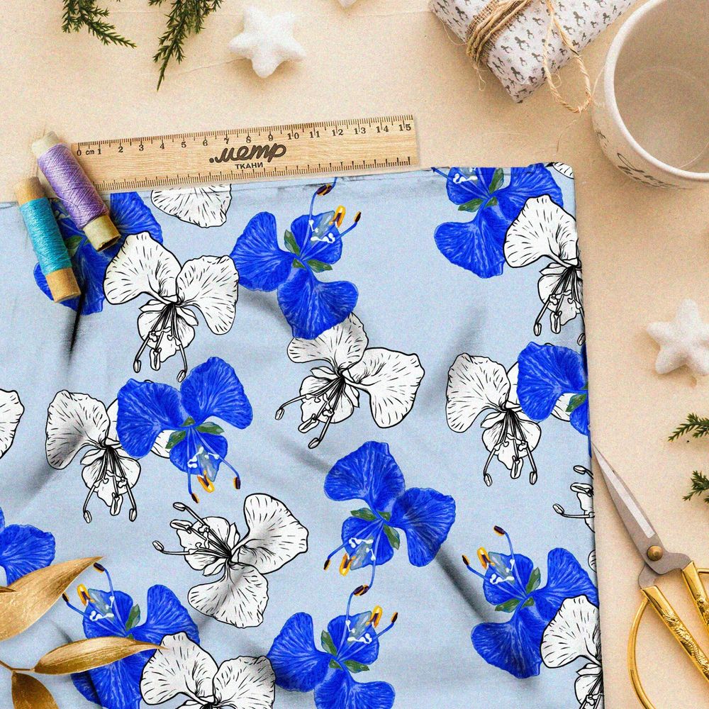 Ткань флис белые и синие орхидеи на голубом фоне