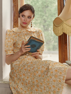 Платье с отложным воротником