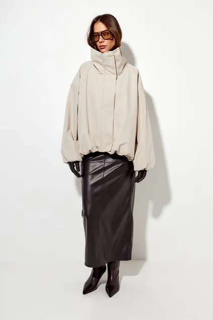 Ветровка О-силуэта с высоким воротом цвета экрю