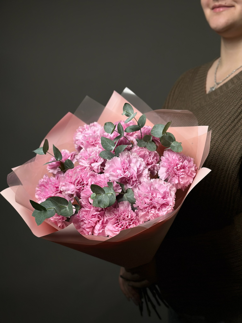 Букет гвоздик с эвкалиптом