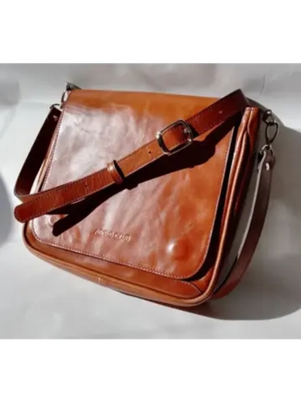 Сумка из натуральной кожи через плечо