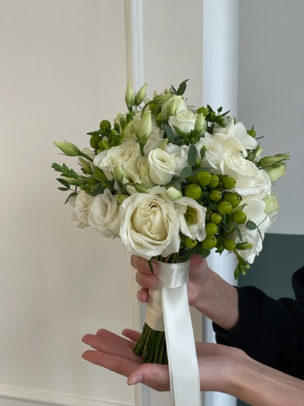 Свадебный букет из фрезии, эвкалипта, одноголовых роз и лизиантуса