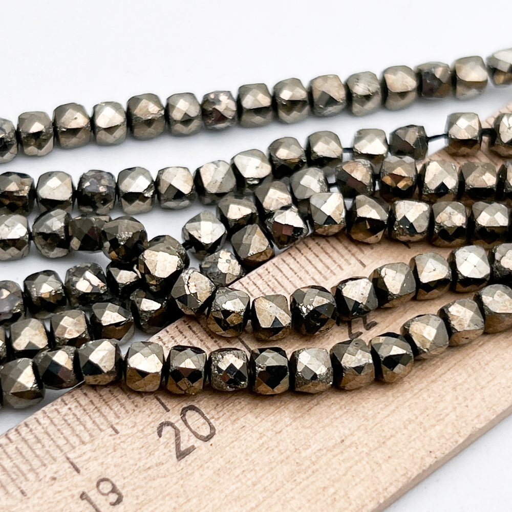 Пирит бусины, куб с огранкой, размер около 4 мм, цена за отрезок 9-9,5 см (1/4 нити)