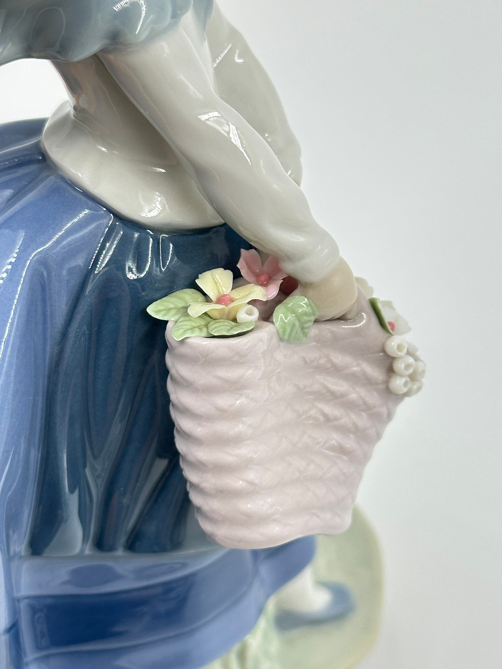 Фигурка Девочка с корзиной цветов Lladro 1983 год