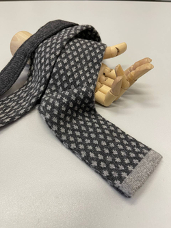 Трикотажный брендовый галстук (узор) (Ermenegildo Zegna, 142, Темно-серый фон/узор из серых мушек, 6,5, 4,5, 100%кашемир)