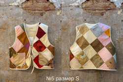 Жилет на двух завязках из шелка с мехом