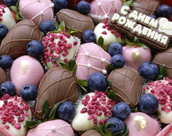 Клубника в шоколаде в коробке сердце