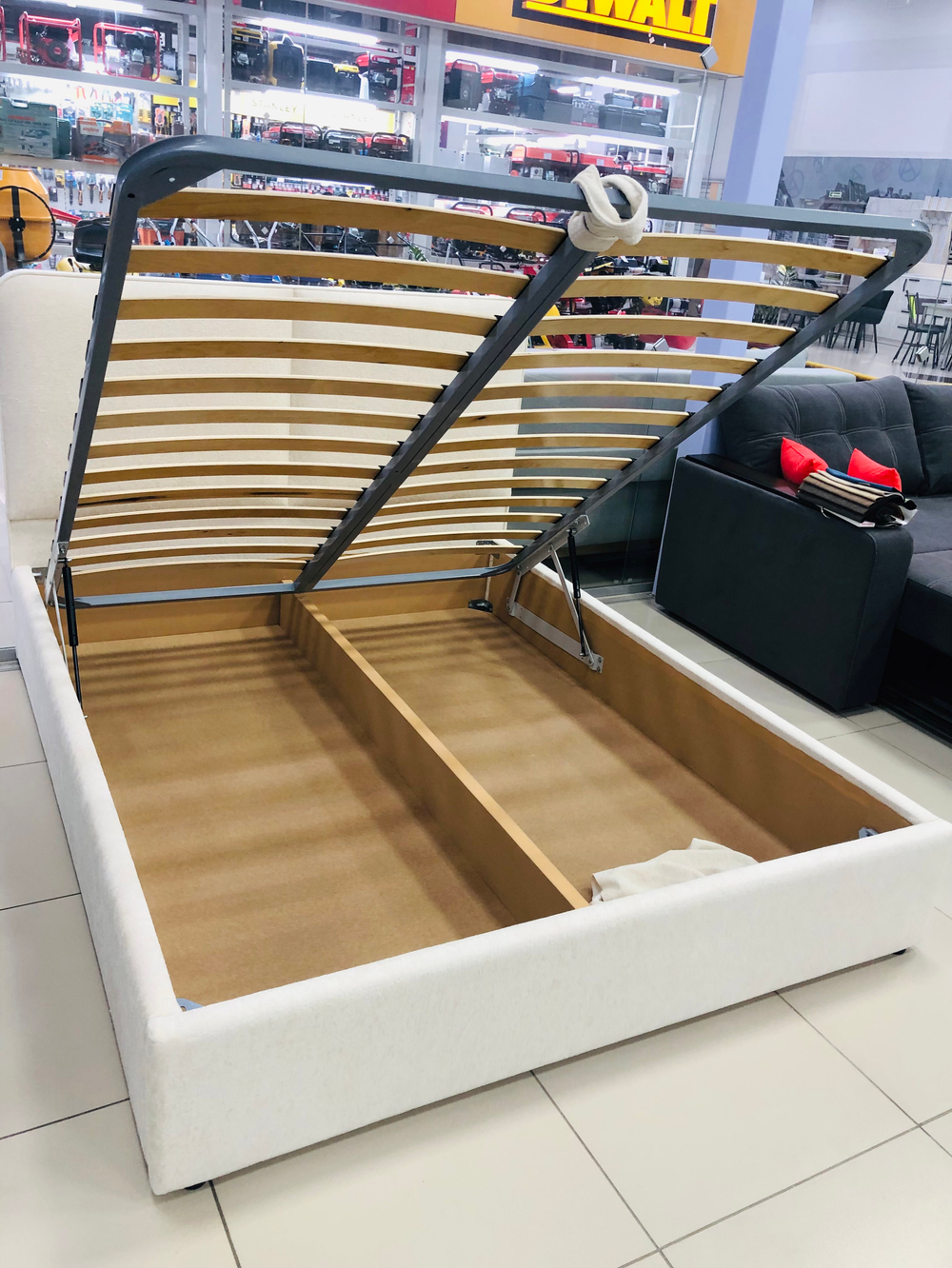 АКЦИЯ!!!Дизайнерская кровать спальное место 160*200 габариты 172*210 массив сосны с подьемным механизмом и большим коробом для белья в новой коллекции ткани