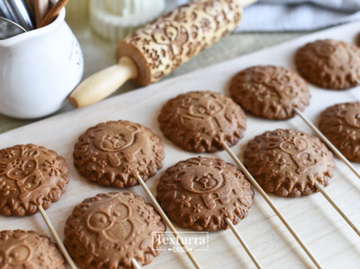 Готовим пряники с начинкой с помощью узорной скалки