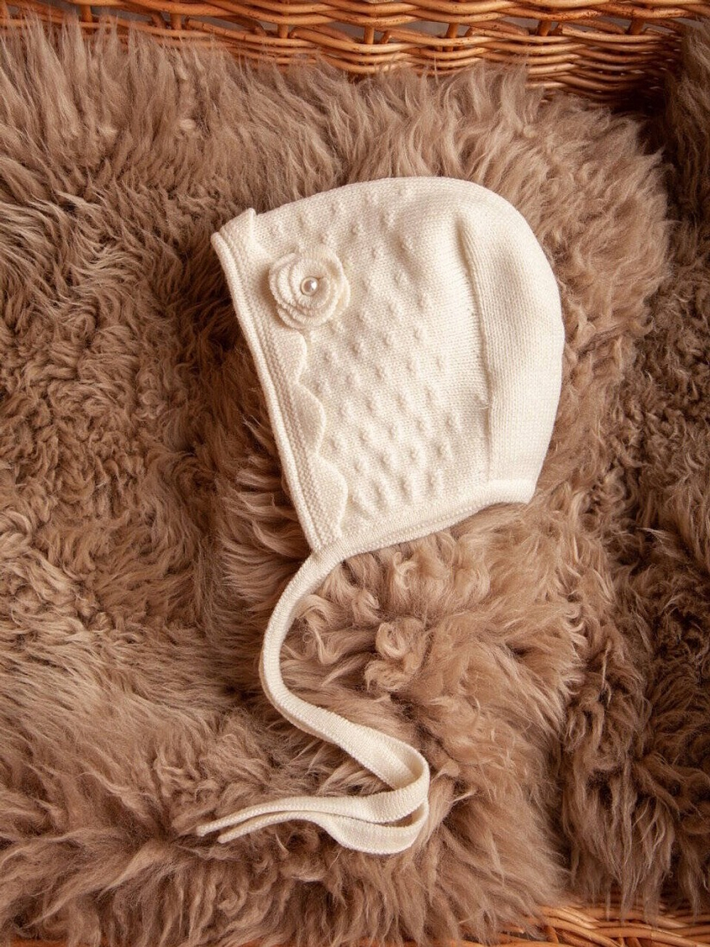 Шапочка с розой, Экрю