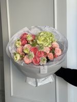 Букет сборный из гортензии, кустовых пионовидных роз, скабиозы и садовых ранункулюсов