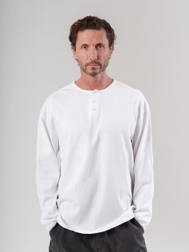 Белый лонгслив на пуговицах