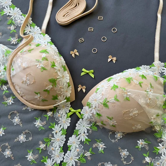 Вышивка на сетке бело-молочная ромашки 23 см