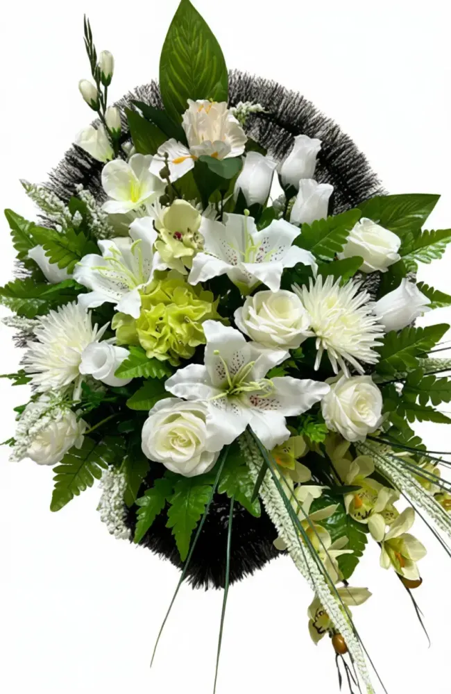 Корзина с искусственными цветами: белые лилии, розы и хризантемы, дополненные зелеными листьями и орхидеями. Корзина с искусственными цветами: белые лилии, розы и хризантемы, дополненные зелеными листьями и орхидеями.