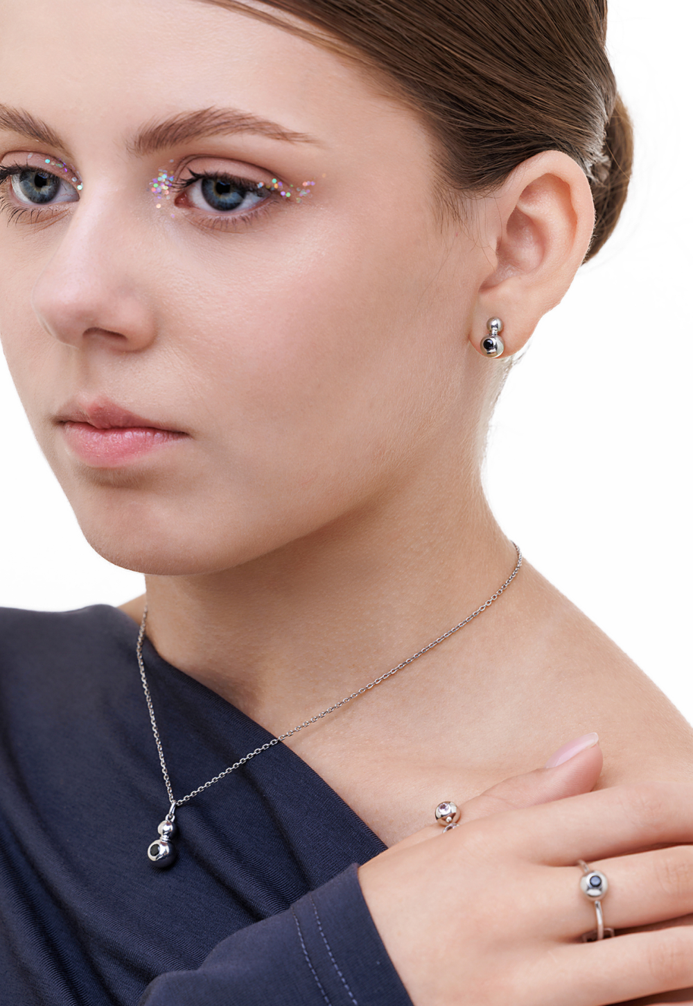 Серьги-пусеты из серебра со вставками из чёрного фианита