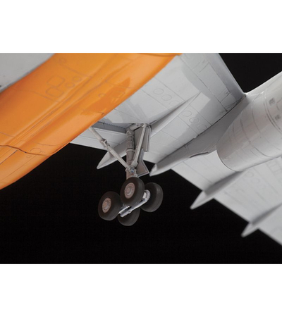 Сборная модель ZVEZDA Грузовой самолет нового поколения Ту-204-100С, 1/144