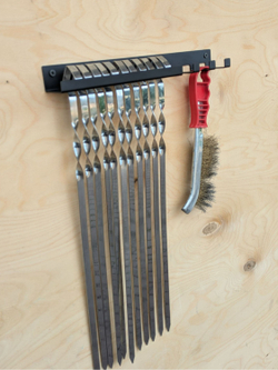 Подставка для шампуров настенная черная, металл, 30см