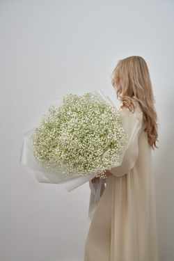 Большой воздушный букет из белой гипсофилы .
