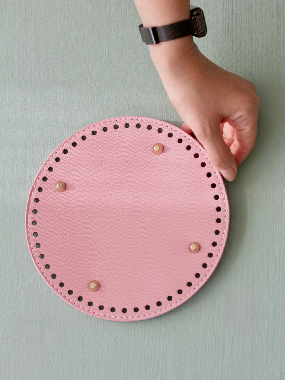 Донышко для вязания сумок и корзинок (круг 19 см, цвет розовый) / Круглое донышко с ножками для вязания сумки, шкатулки, коробки 19 см