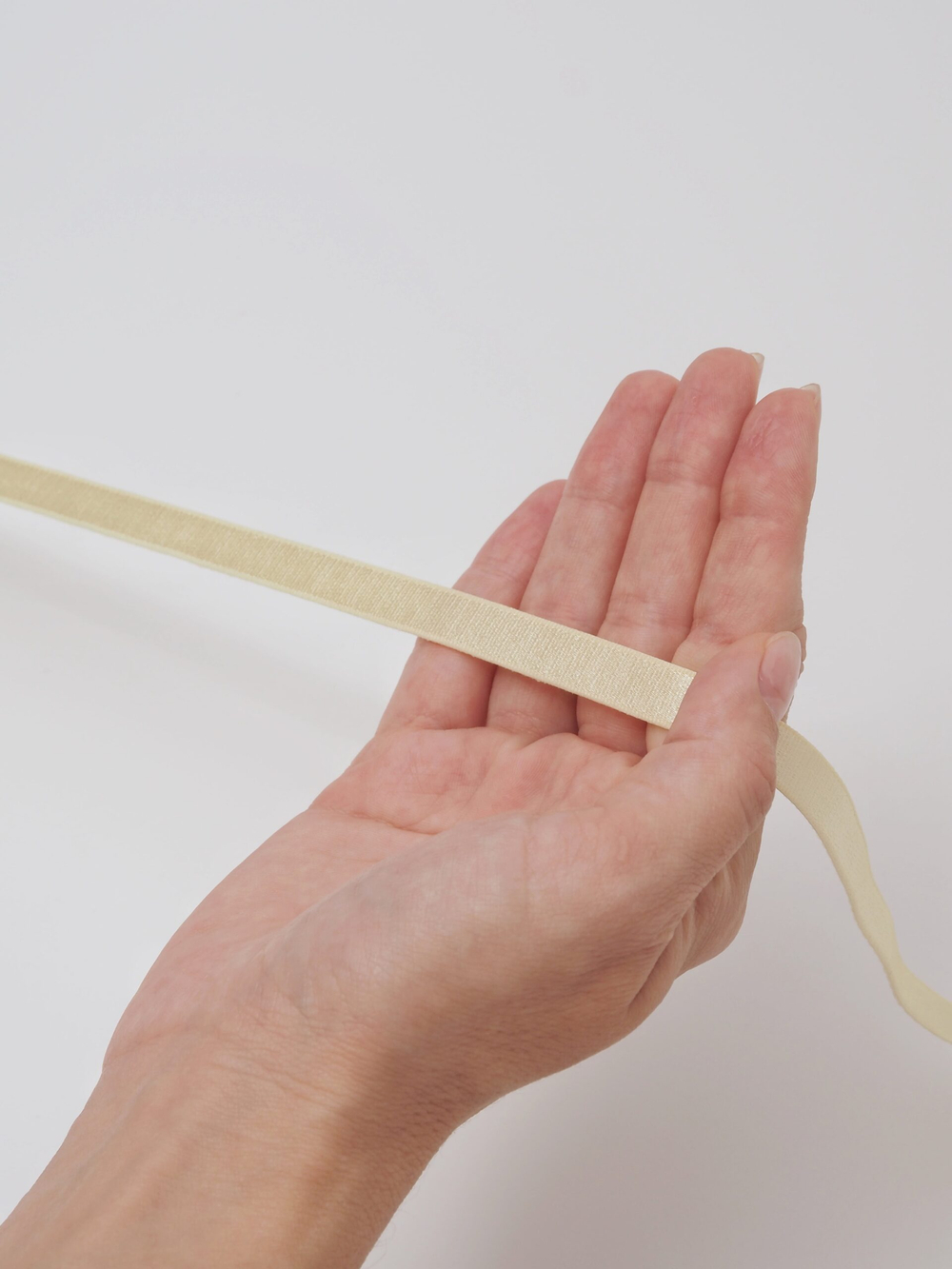 Резинка бретелечная сливочное масло мягкая глянцевая ширина 10 мм