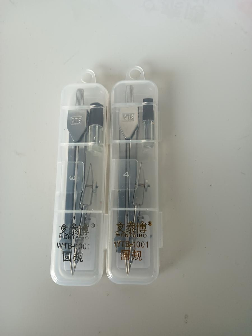 Циркуль металлический с запасными грифелями в пластиковом футляре