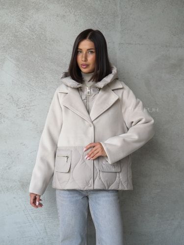 Бежевая комбинированная куртка с манишкой