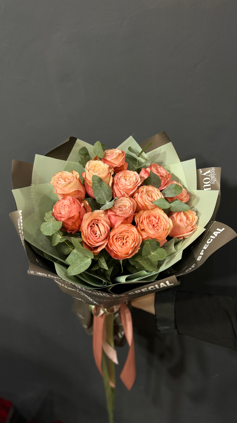 Букет роз кахала с эвкалиптом