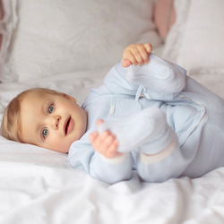 Нарядный комплект из комбинезона с кармашком, шапочки и пинеток (Светло-Голубой/Newborn)