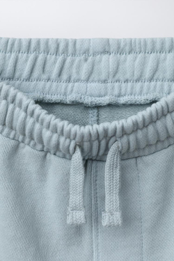 ZARA КОМПЛЕКТ ИЗ ТОЛСТОВКИ И ШОРТОВ С НАДПИСЬЮ, ГОЛУБОЙ