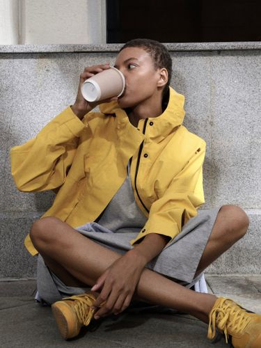 Желтая укороченная ветровка