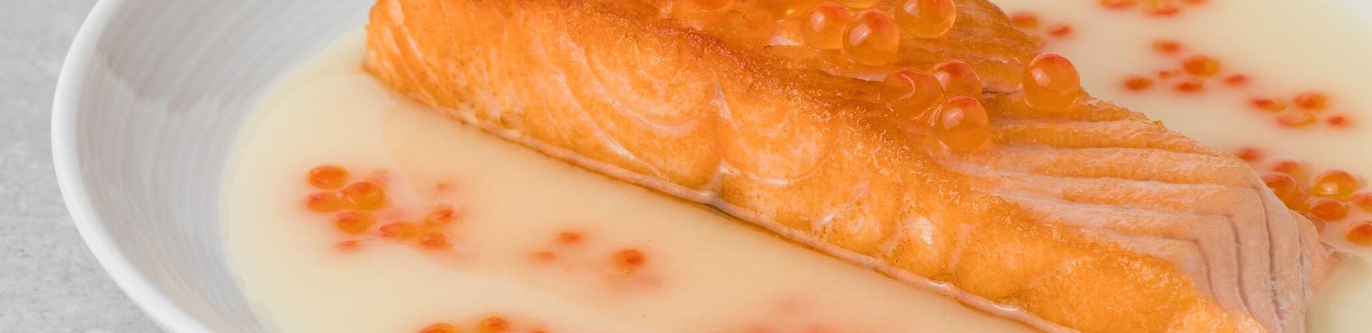 Филе лосося в соусе Велюте с икрой лосося