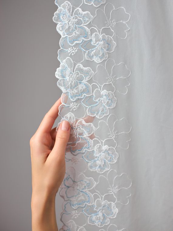 05-164 Вышивка на неэл. сетке 21 см, айвори/белый/голубой (правая)