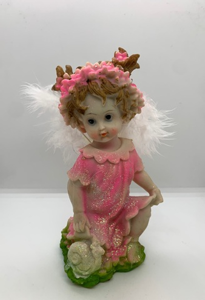 Ангел с пушистыми крыльями и улиткой