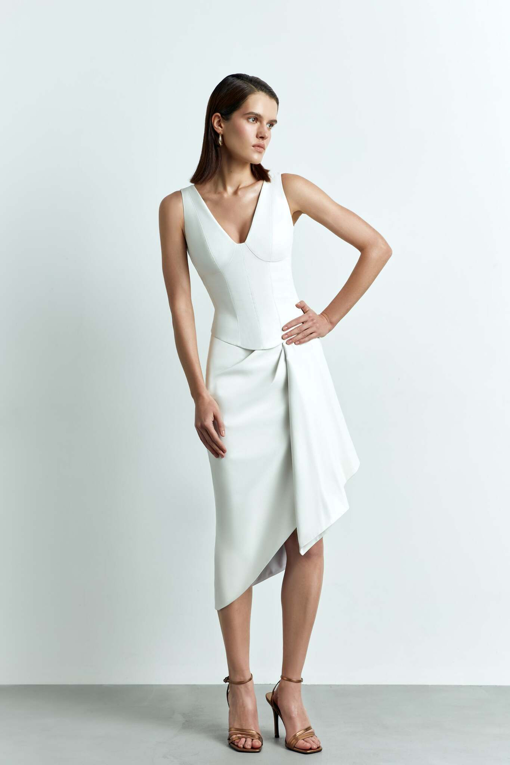 Удлиненный топ из эко-кожи с отстрочками