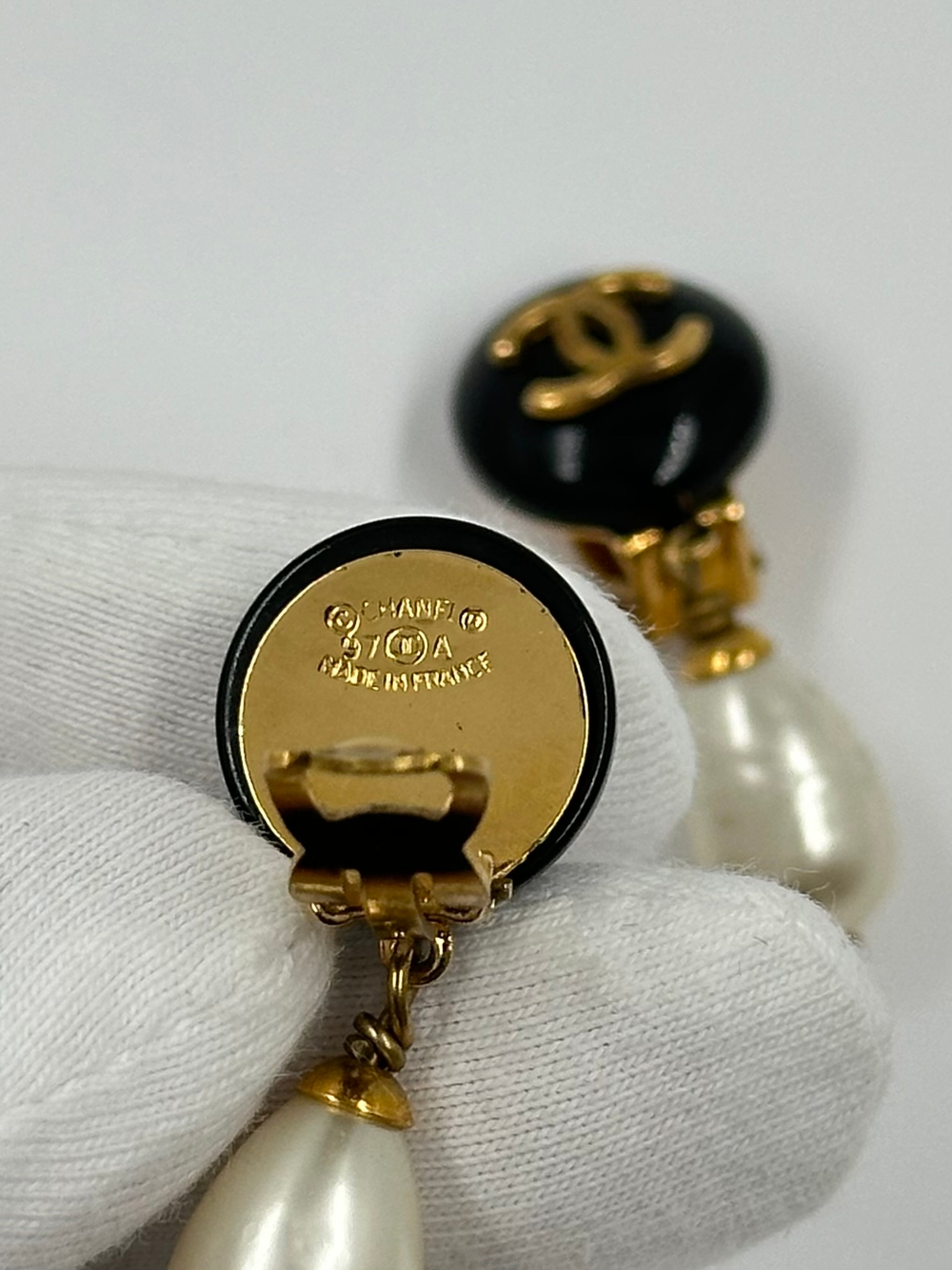 Клипсы с «жемчужными» подвесками Chanel