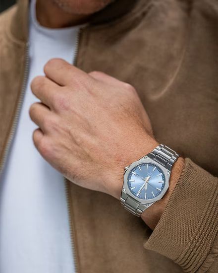 Мужские часы японского бренда Casio  Edifice  модель EFR-S108D-2A на руке