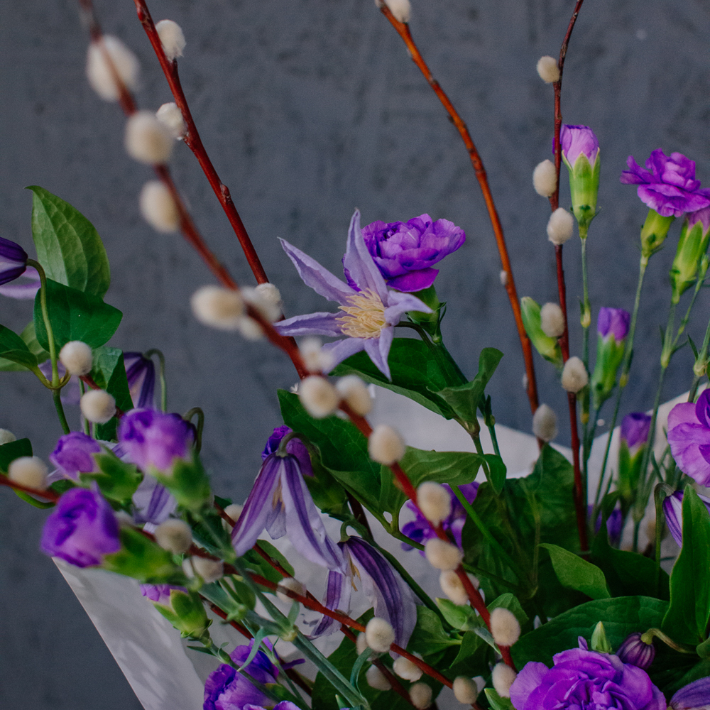 160. Яркий весенний букет с гвоздикой, клематисом и веточками вербы