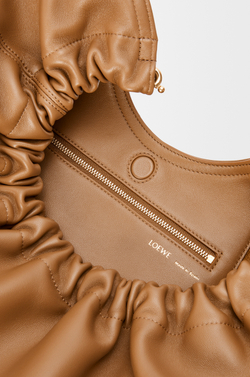 Loewe Средняя сумка-мешок Squeeze из мягкой кожи ягненка наппа, светло-коричневый