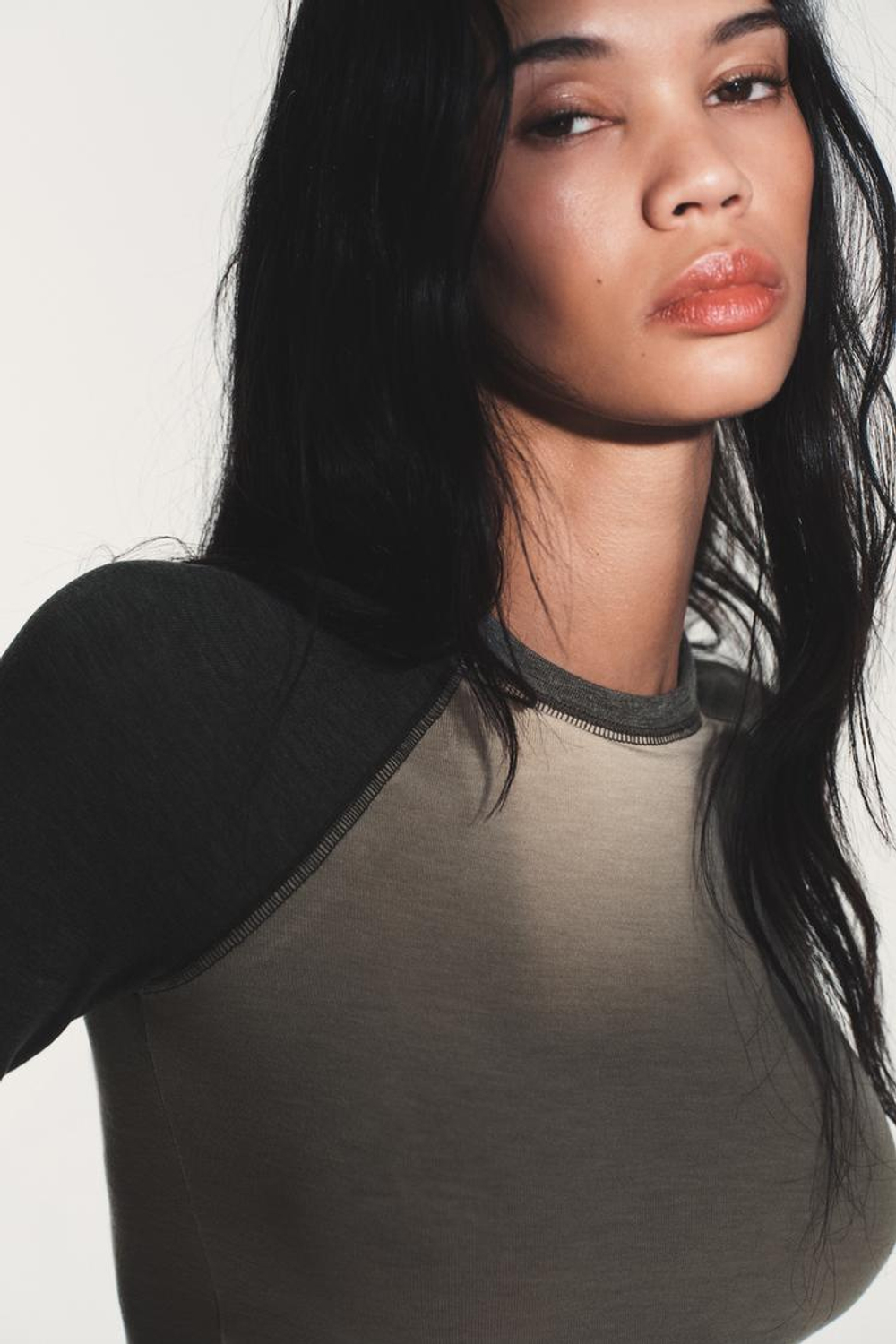 ZARA ФУТБОЛКА РЕГЛАН С КОНТРАСТНЫМИ ДЕТАЛЯМИ, СЕРЫЙ