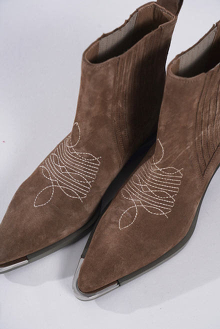 Казаки из натуральной замши со стальным носиком AMALIA