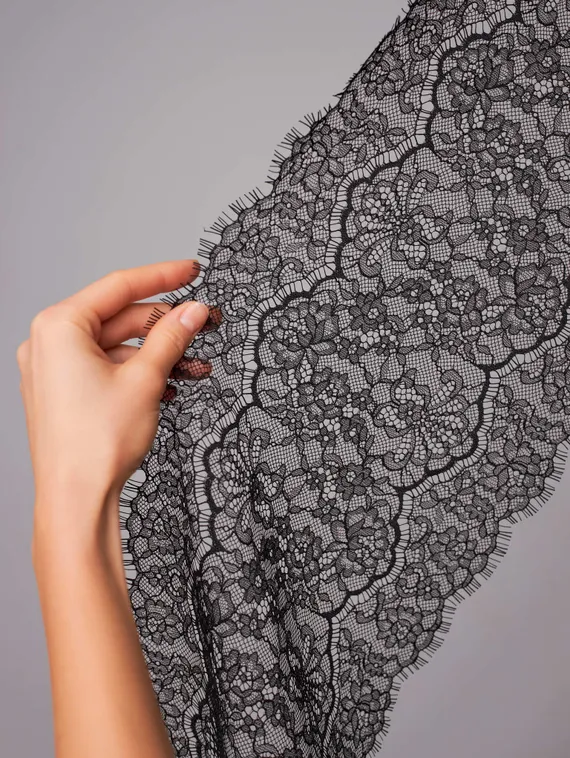 01-61 Кружево шантильи 23 см, черный