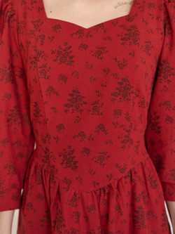 Платье с вырезом-сердечко