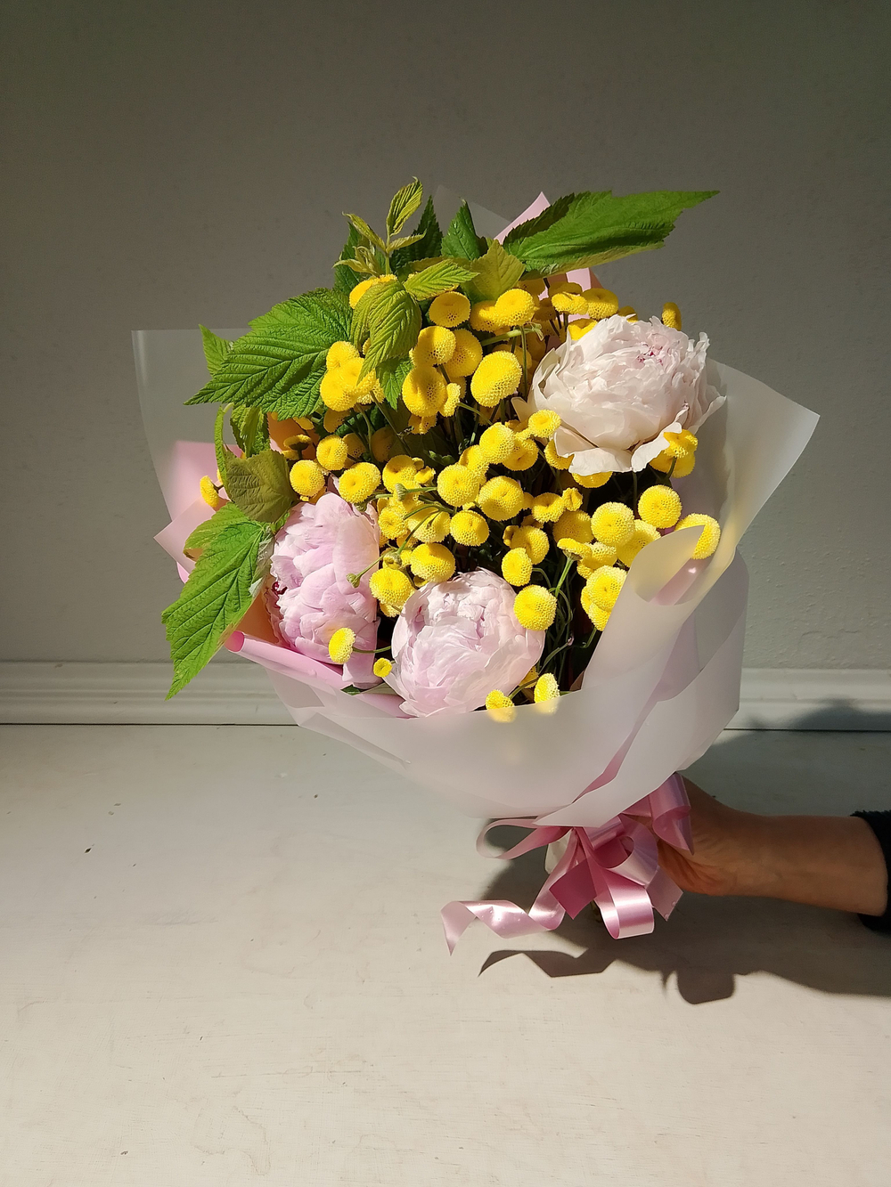 Летний солнечный букет с танацетумом и ароматными пионами Сара Бернард (С0034)
