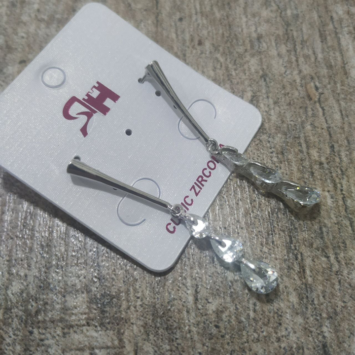 Серьги-гвоздики (палочки) Cubic Zirconia ряд 3 капли металл серебристый