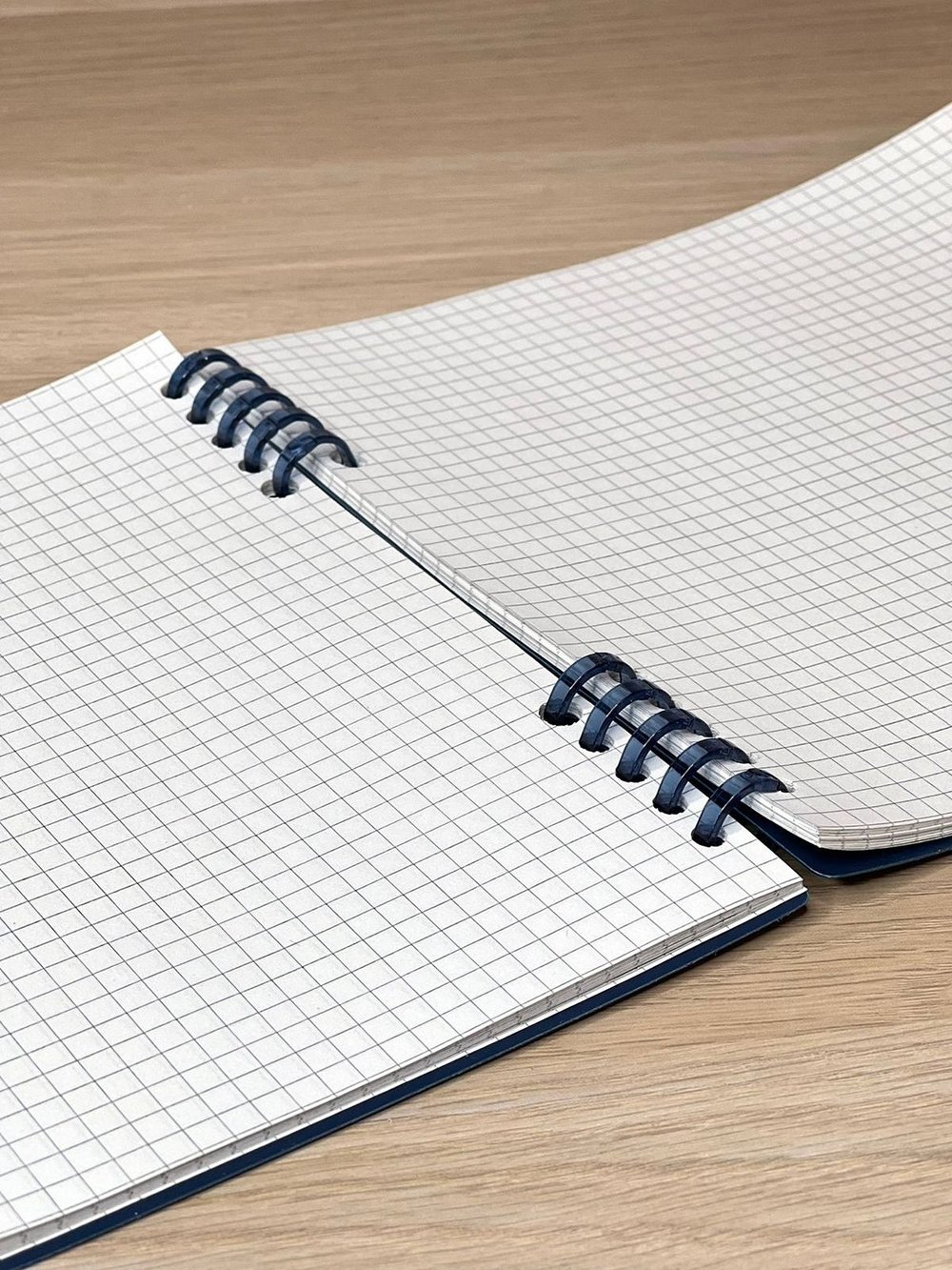 Блокнот квадратный в клетку 60л 195х210 мм т.синий (8808-019)