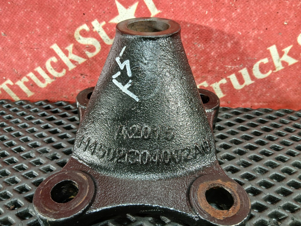 Кронштейн цилиндра подъема кабины 2023г.