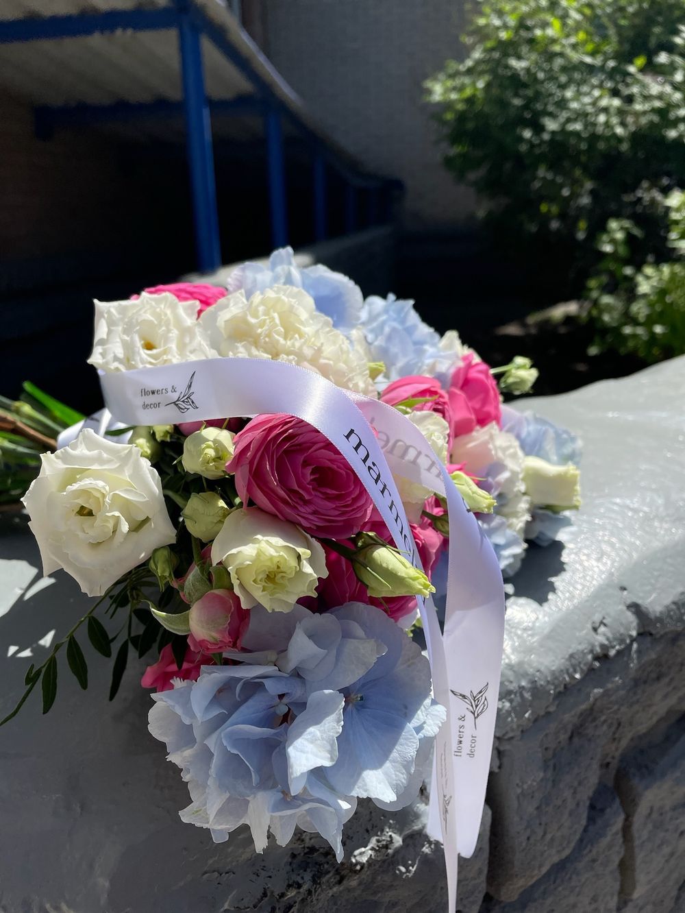 Свадебный букет из гортензии, диантусов, кустовых пионовидных роз и лизиантуса