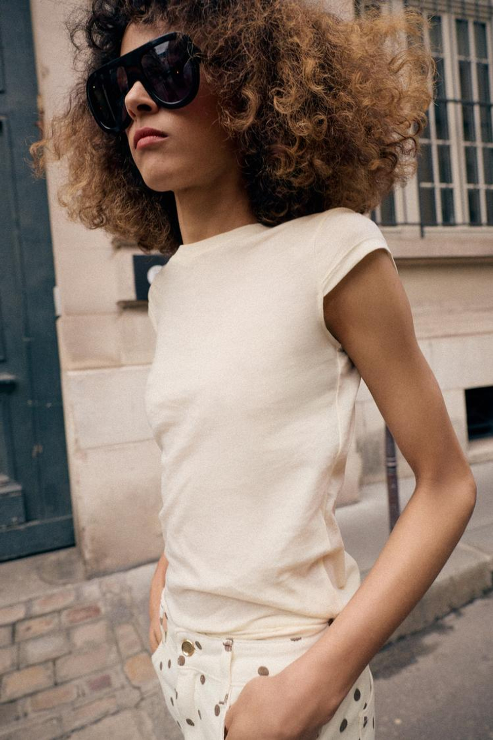 ZARA МИНИМАЛИСТИЧНАЯ ФУТБОЛКА С КОРОТКИМИ РУКАВАМИ, ВАНИЛЬНЫЙ